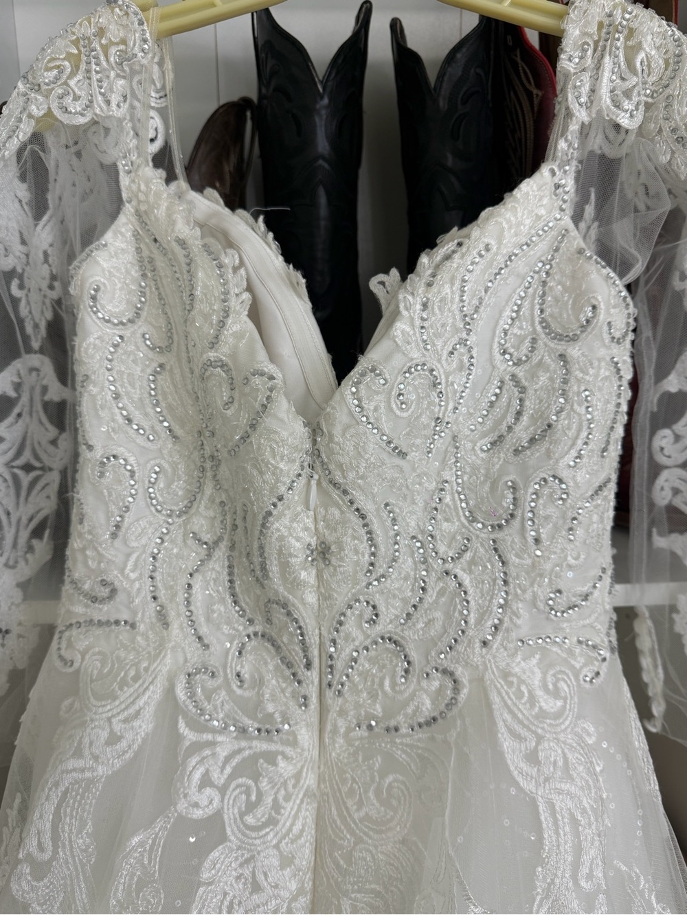 Elegant White Lace A-Line Wedding Dress with Illusion Sleeves - Picture 7 of 9